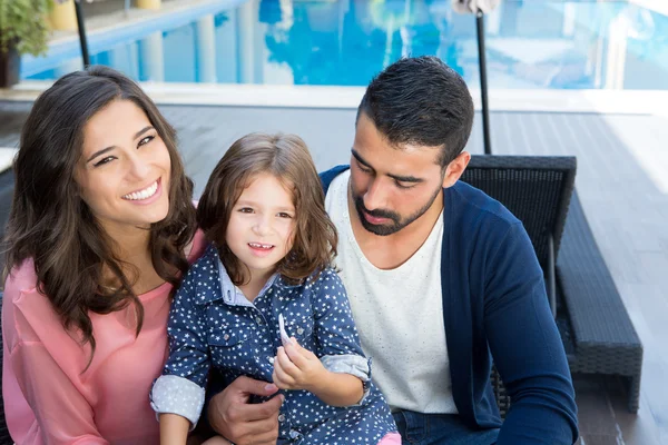 Family close to the pool — Stock Photo, Image