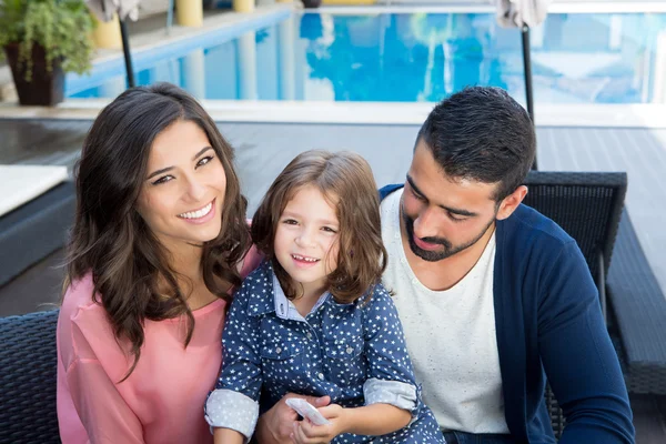 Familjen nära poolen — Stockfoto