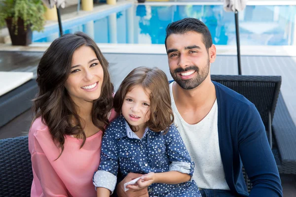 Familia cerca de la piscina —  Fotos de Stock