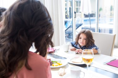 Çocuk having kahvaltı