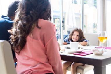Çocuk having kahvaltı