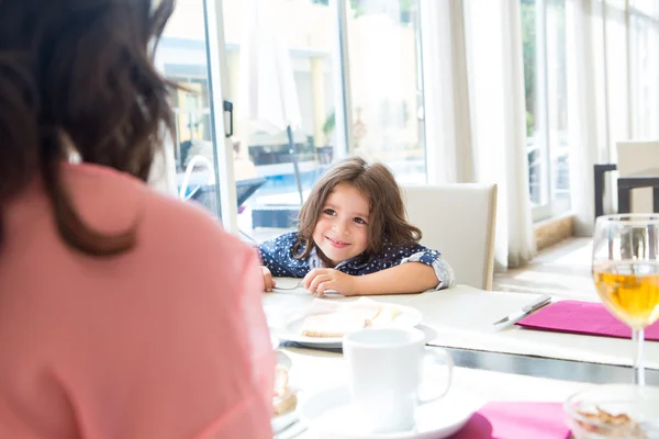 Kind ontbijten — Stockfoto