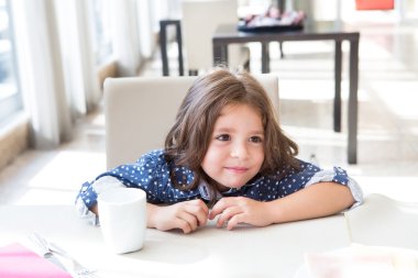 Çocuk having kahvaltı