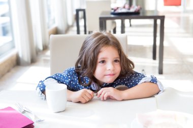 Çocuk having kahvaltı