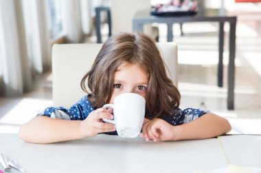 Çocuk having kahvaltı