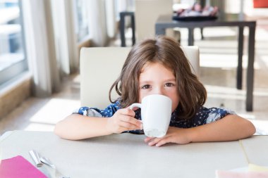 Çocuk having kahvaltı