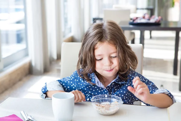 Дитини, яка має сніданок — стокове фото
