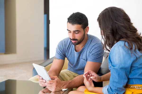 Couple with tablet — Stock Photo, Image