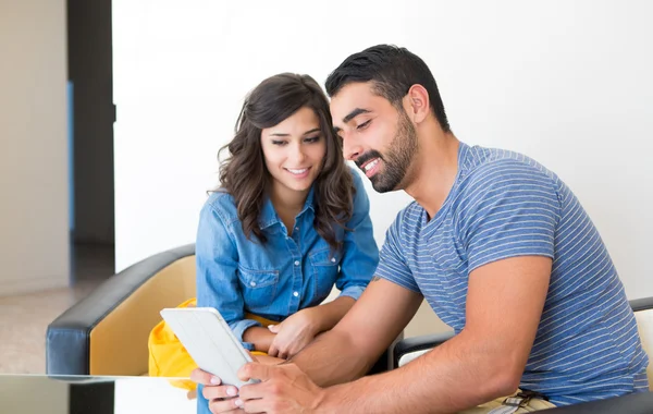 Couple with tablet — Stock Photo, Image