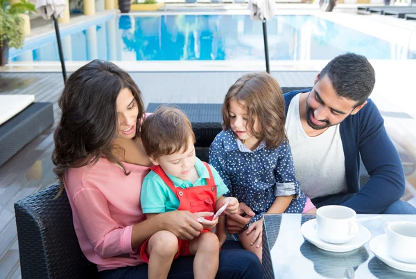 Familia cerca de la piscina — Foto de Stock