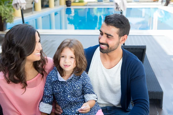 Familia cerca de la piscina — Foto de Stock