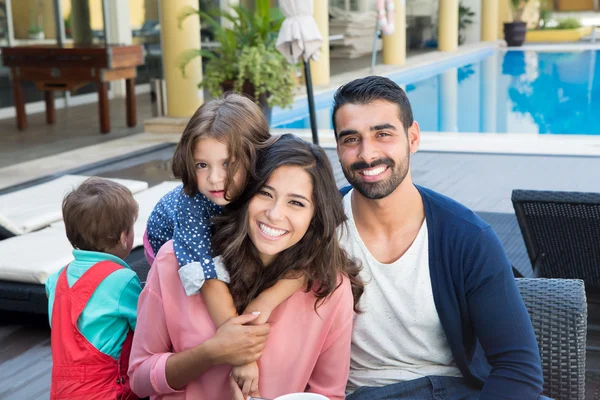 Family close to the pool — Stock Photo, Image