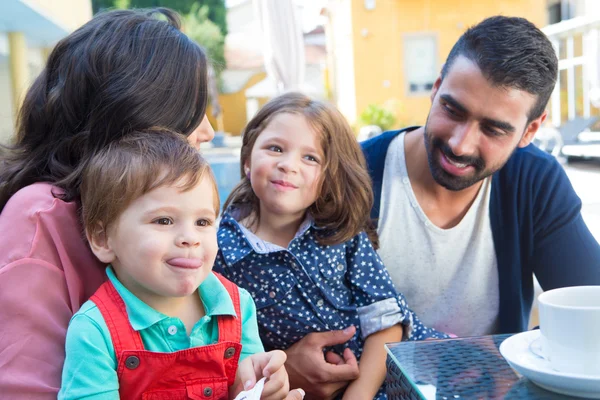 Familie dicht bij het zwembad — Stockfoto