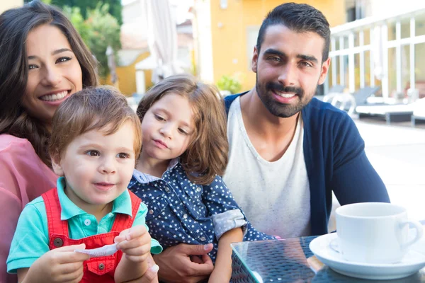 Familia cerca de la piscina — Foto de Stock