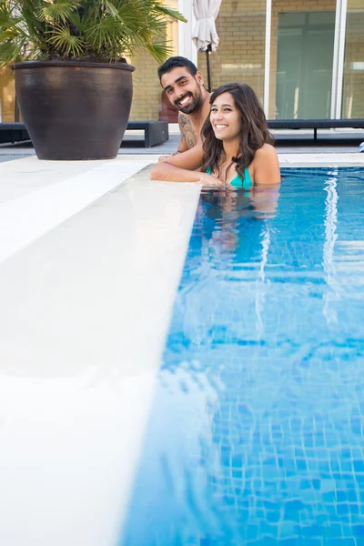 Couple dans la piscine — Photo