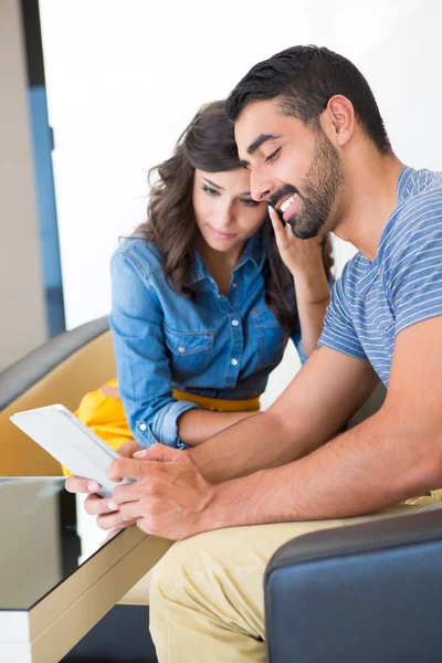 Couple with tablet — Stock Photo, Image