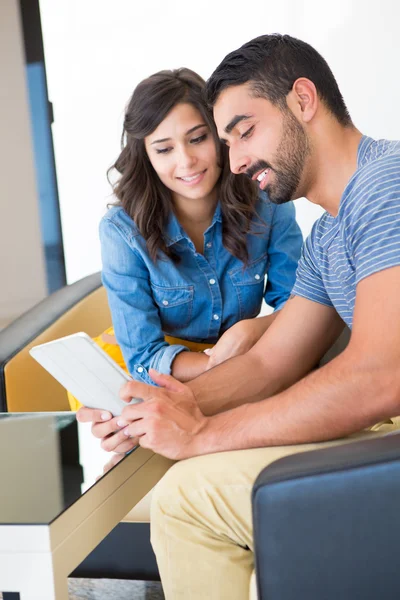 Couple with tablet — Stock Photo, Image