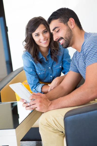 Par med tablett – stockfoto