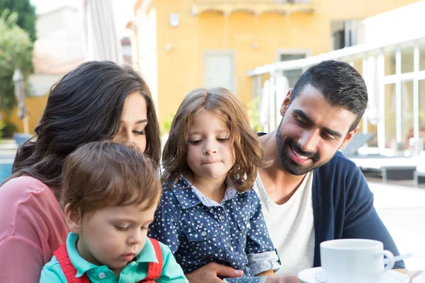 Famiglia seduta insieme — Foto Stock