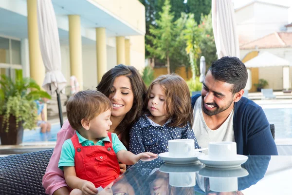 Familie sitzt zusammen — Stockfoto