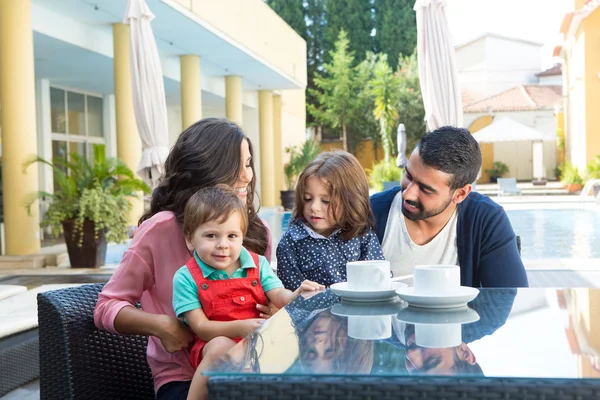 Família sentados juntos — Fotografia de Stock