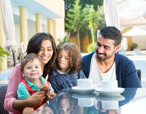 Familie sitzt zusammen — Stockfoto