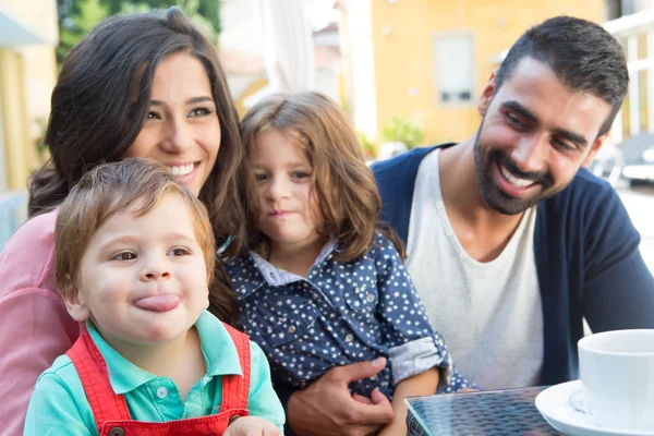 Familie samen zitten — Stockfoto