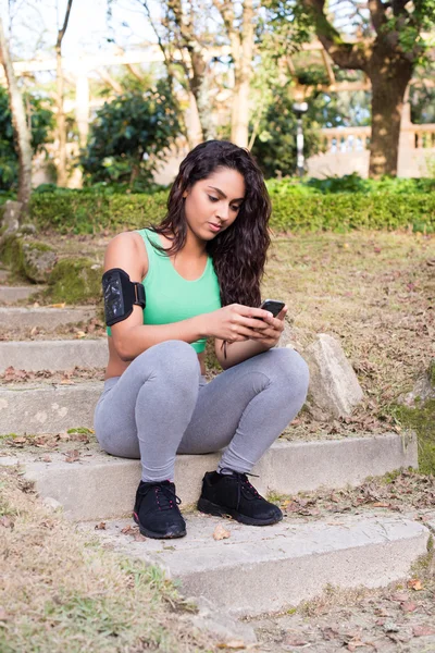 Mulher fitness usando telefone — Fotografia de Stock