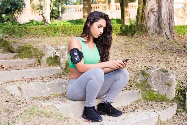 Mulher fitness usando telefone — Fotografia de Stock