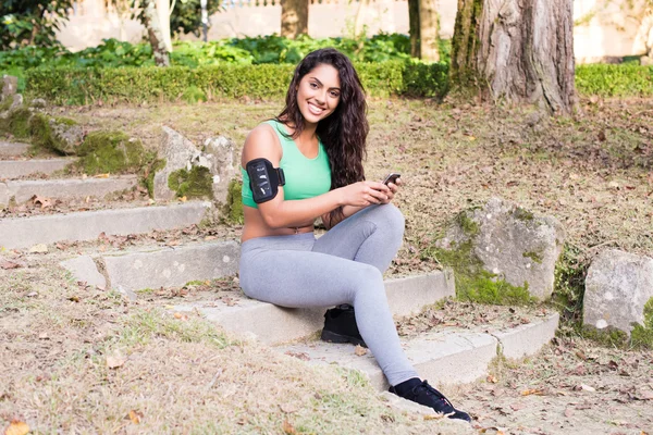 Fitness woman using phone — Stock Photo, Image