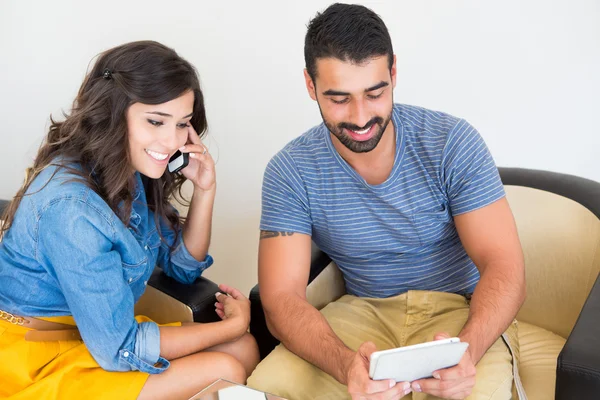 Couple using tech — Stock Photo, Image