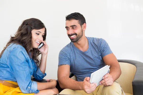 Couple using tech — Stock Photo, Image