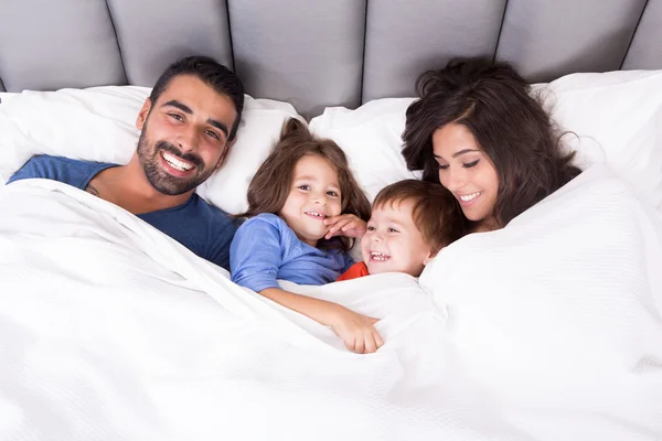 Famiglia a letto — Foto Stock