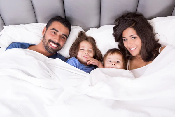 Familie in bed — Stockfoto