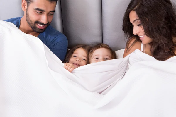 Familie im Bett — Stockfoto