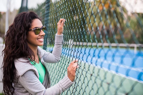 Femme sportive au parc — Photo