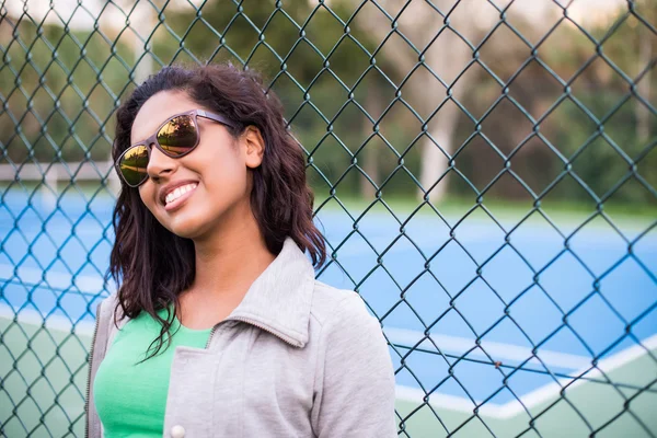 Sportieve vrouw in park — Stockfoto