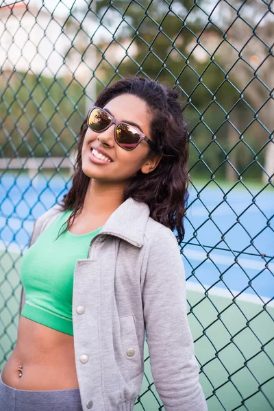 Deportiva mujer en el parque —  Fotos de Stock