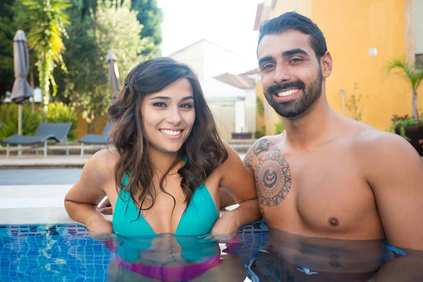 Pareja en piscina — Foto de Stock