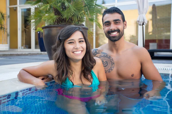 Couple in pool — Stock Photo, Image