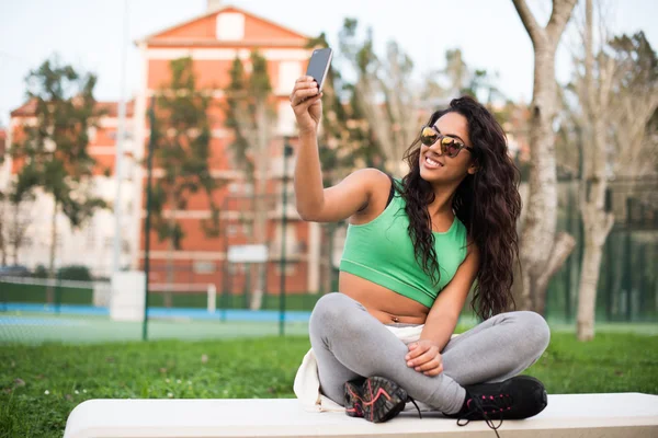 Frau macht Selfies — Stockfoto