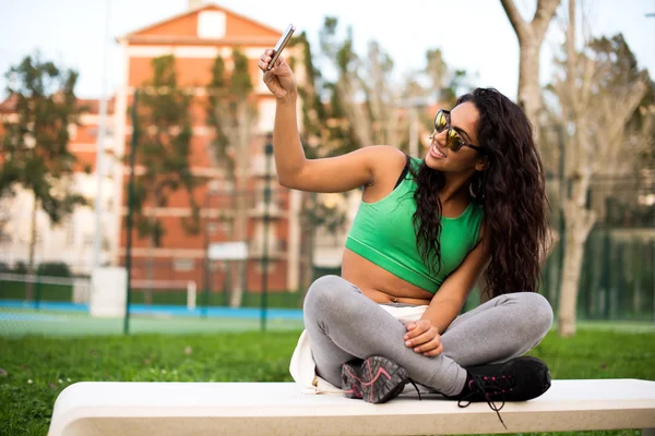 Frau macht Selfies — Stockfoto