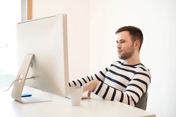 Man in office — Stock Photo, Image