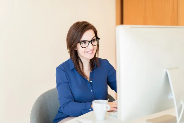 Femme sur bureau — Photo