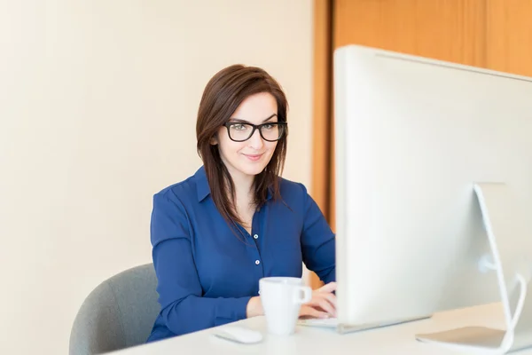 Woman on desk — Stock Photo, Image