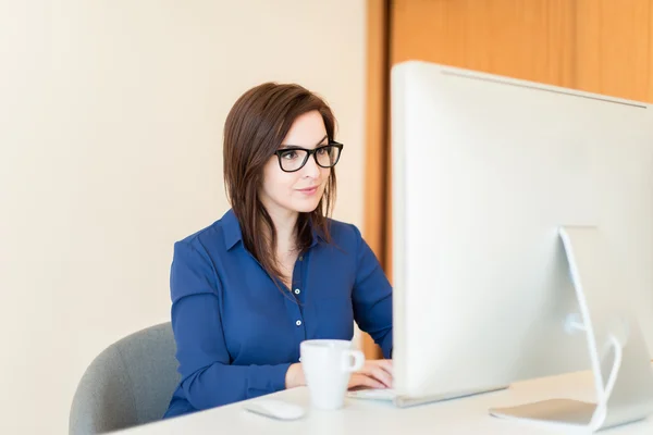 Femme sur bureau — Photo