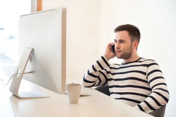 Man in office — Stock Photo, Image