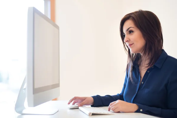 Frau am Schreibtisch Stockbild