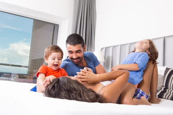 Familie op bed — Stockfoto