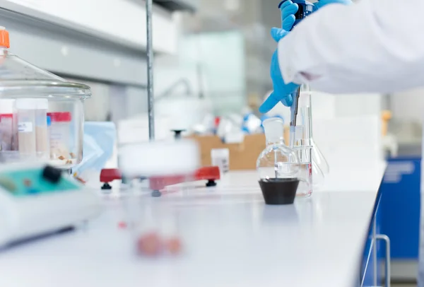 Cientista em laboratório — Fotografia de Stock